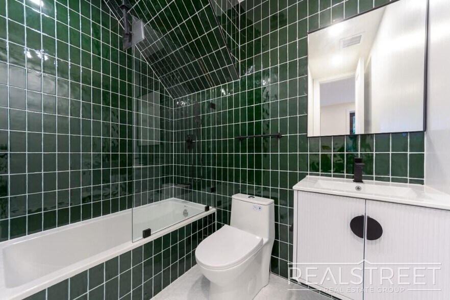 Building Photo - Brand New 5 bed 5 Bath Duplex with 2 Roof ...