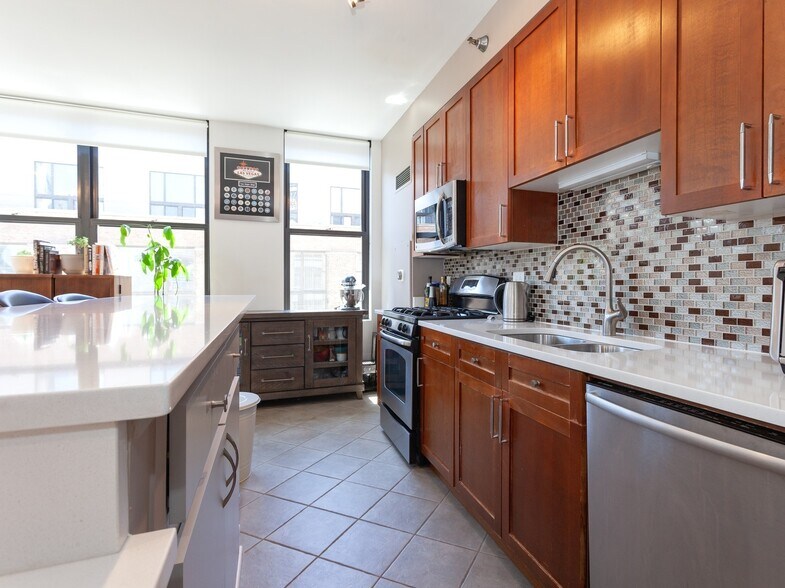 Building Photo - 330 N Jefferson St