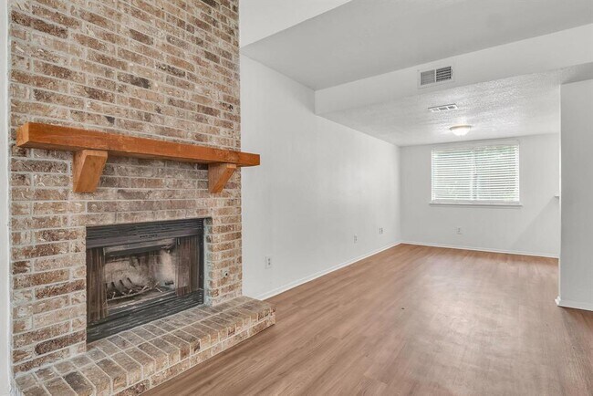 Building Photo - 9611 Meadowheath Dr