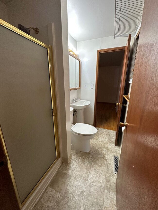Building Photo - Northwest Area 3 Bedroom 2 Bath Rancher