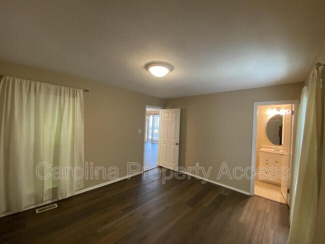 Building Photo - 102 Polks Pl