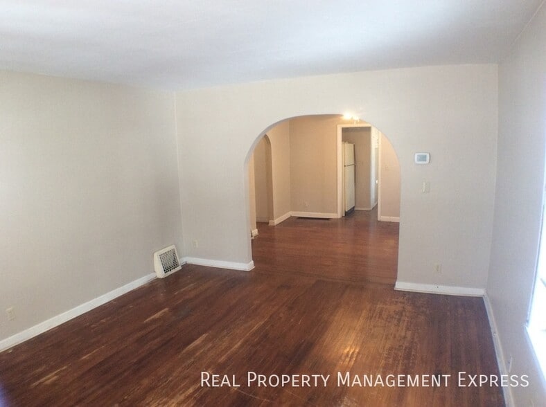 Primary Photo - 2 Bedroom 1 Bathroom Lower Level Unit Clos...