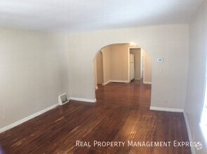 Building Photo - 2 Bedroom 1 Bathroom Lower Level Unit Clos...