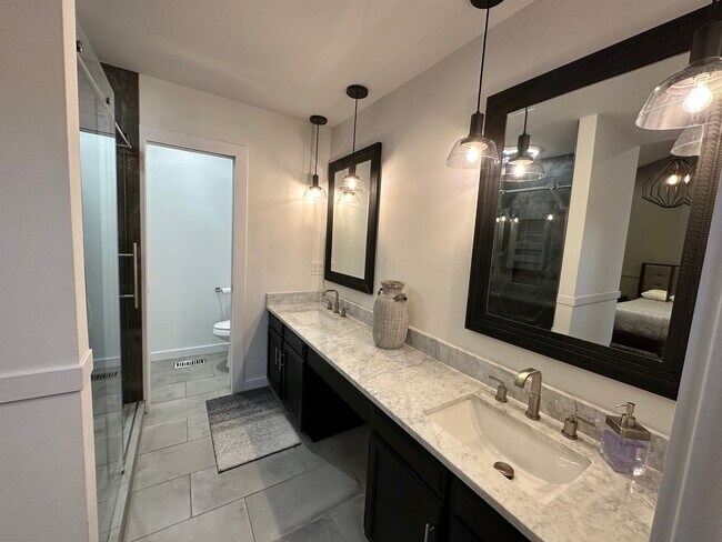 Building Photo - Spacious 2 Bed 2.5 Bath in the heart of Indian Creek
