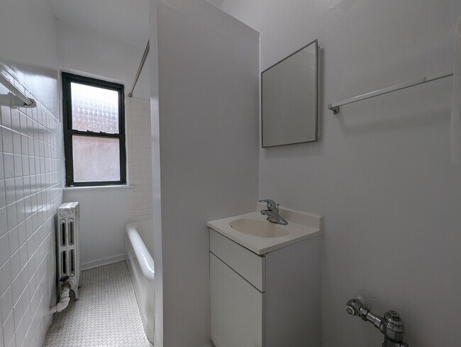 Building Photo - 5417 N Kenmore Ave