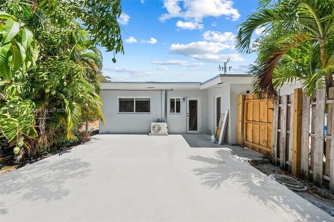 Building Photo - 2018 NE 19th St