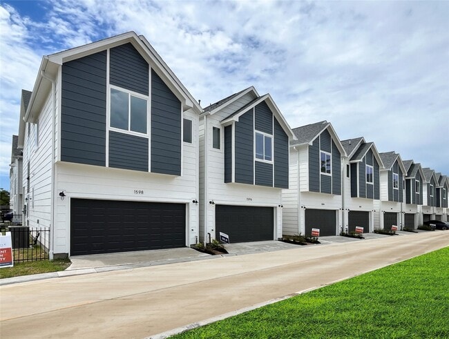Building Photo - 1570 W Tidwell Rd