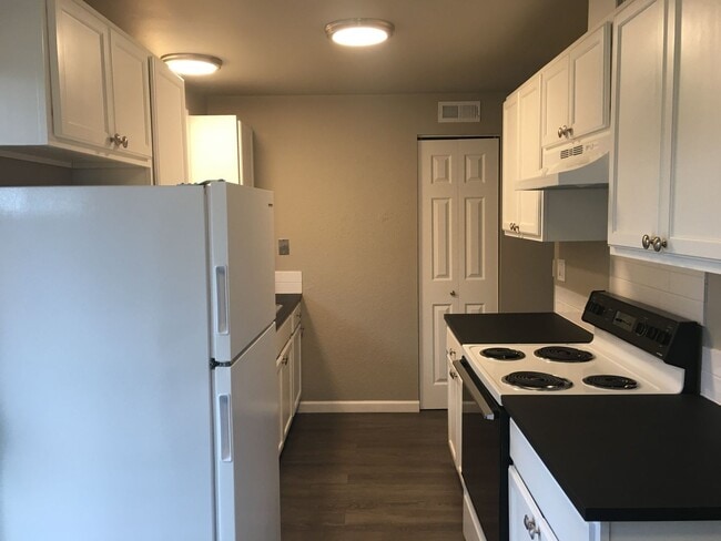 Building Photo - Lanson01