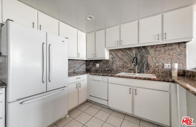 Building Photo - 2170 W Century Dr