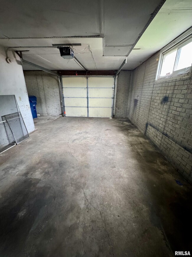 Building Photo - 674 W 64th St
