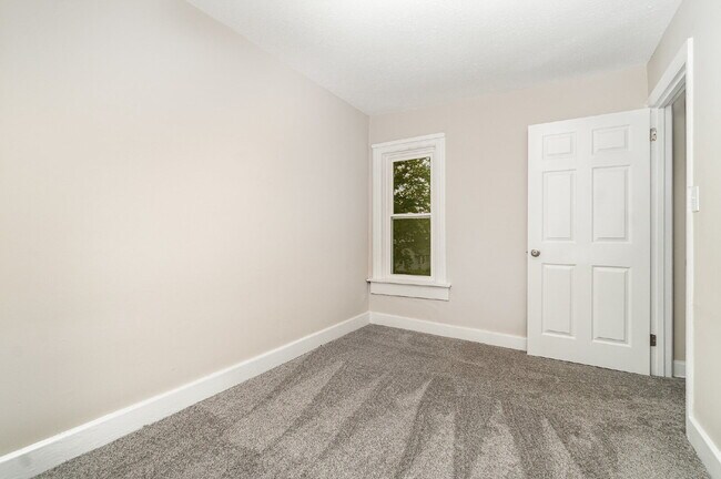 Building Photo - "Charming 3-Bed Townhouse Retreat in the H...