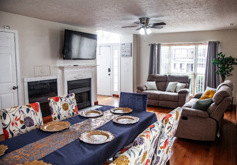 Building Photo - 6009 Monroe Crossing