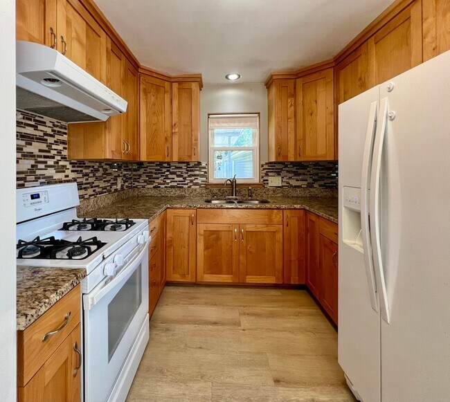 Building Photo - Beautiful 4-Bed, 2-Bath Single-Family Home!