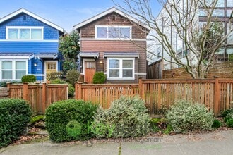 Building Photo - Modern Comfort Meets Urban Living in Seattle