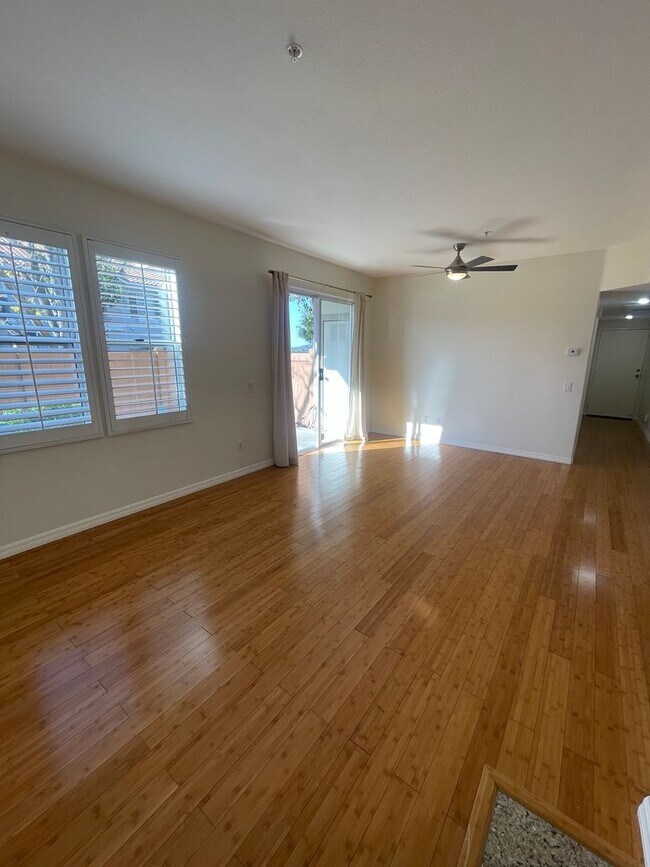 Building Photo - Very Spacious 1 Bed, 1 Bath Condo in Mission Viejo For Rent-In Unit Laundry and Attached Garage