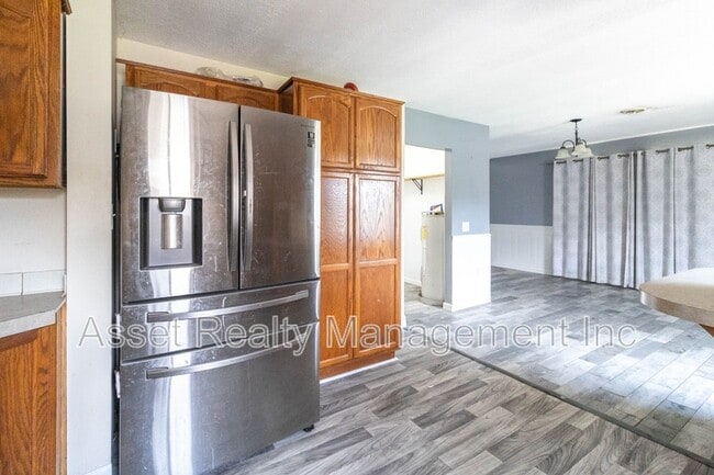 Building Photo - 817 Ridgeview Dr