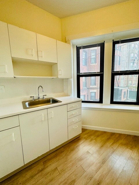 Building Photo - 504 Beacon St