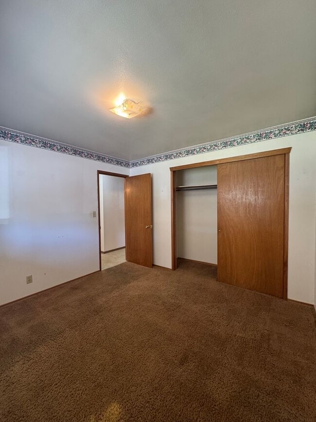Building Photo - Spacious Home Near Hospital