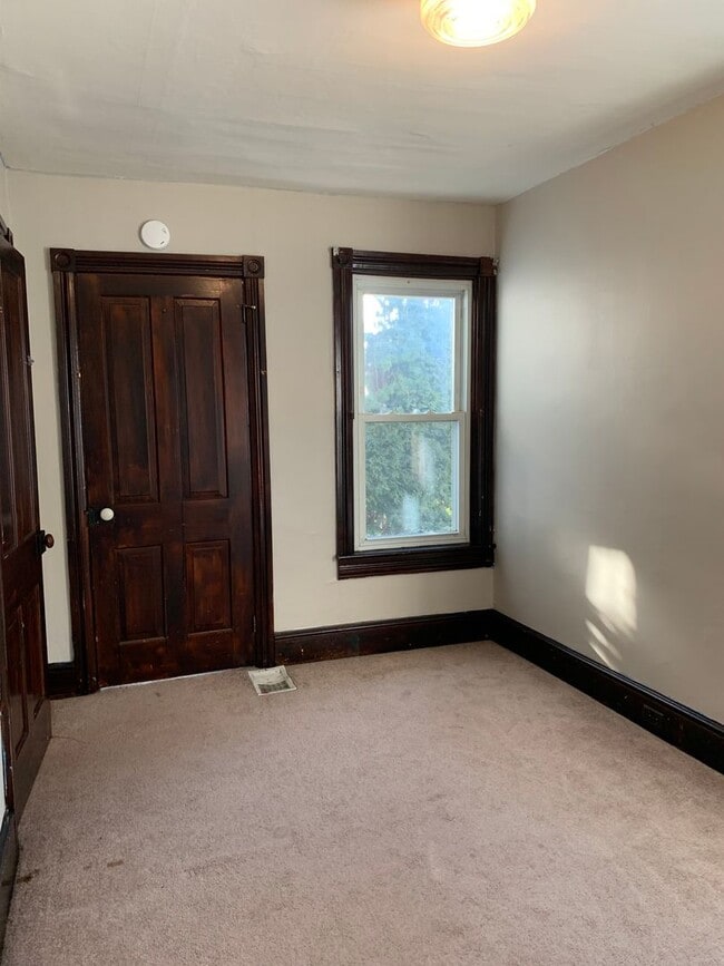 Building Photo - Spacious single family home with 3 beds/2 ...