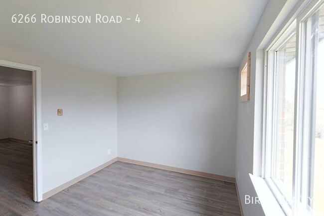 Building Photo - Renovated 1 Bed / 1 Bath APARTMENT in LOCK...