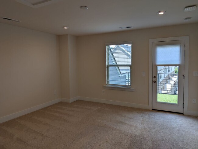 Building Photo - Georgeous townhome located in the Central ...