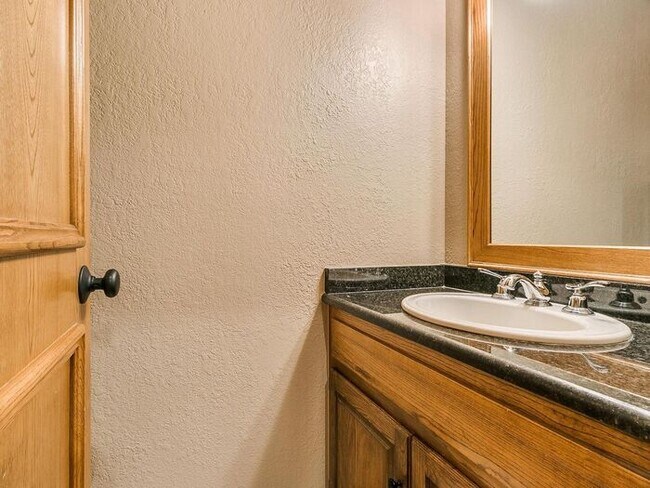 Building Photo - *Rare Find* Stunning Brookhaven 4 Bed 2.5 ...