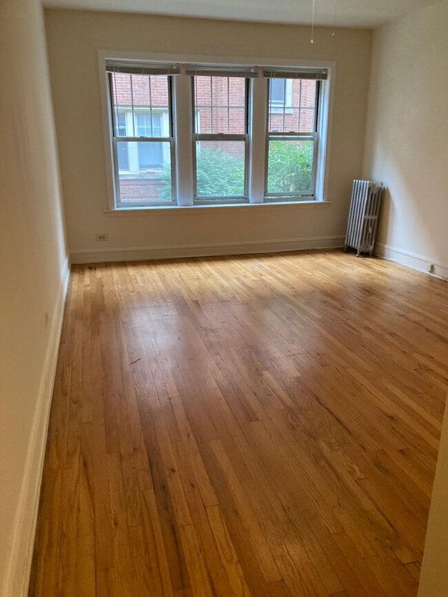 Building Photo - Belmont Cragin Studio/1 Bath ~ Heat Included ~ Income Guidelines Apply