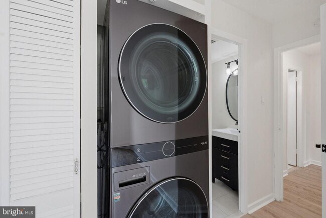 Building Photo - 5340 Holmes Run Pkwy