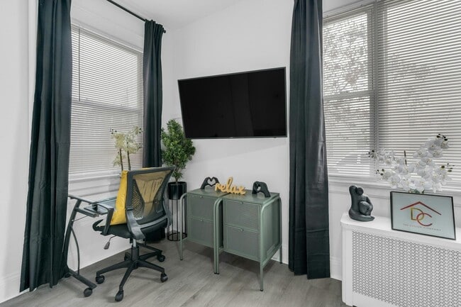 Building Photo - 68 Pine St