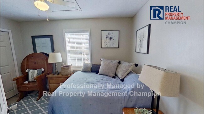 Building Photo - Updated 3 BD/2 BA Plus Office with Attache...