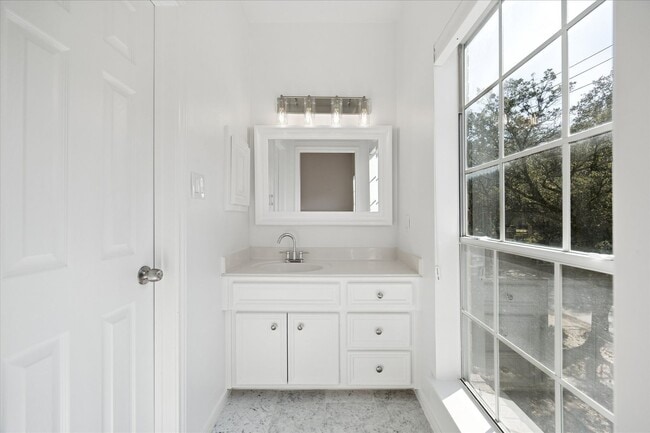 Building Photo - Beautiful Home Near University of St. Thomas