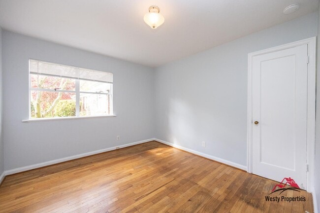 Building Photo - 1811 SE Salmon St