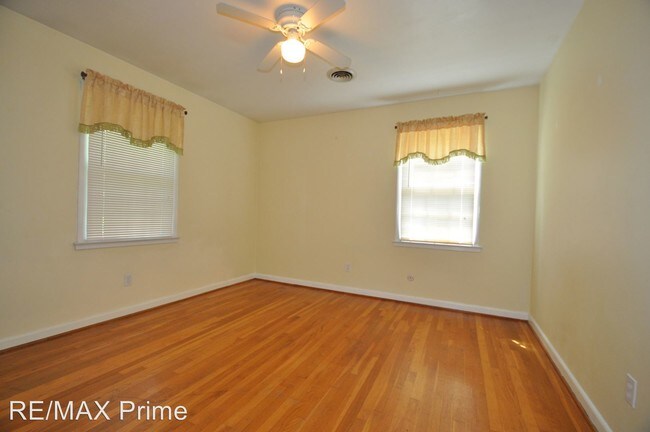Building Photo - 3 br, 1.5 bath House - 4010 Queenswood Drive