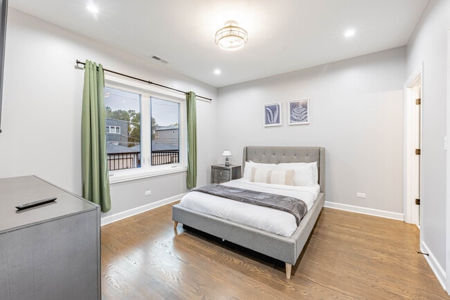 Building Photo - 4634 S Langley Ave