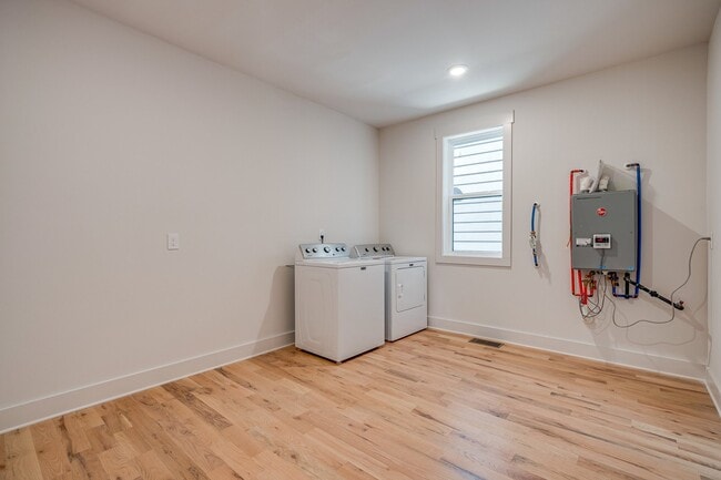 Building Photo - Stunning 4-Bedroom Nashville Home with Granite Countertops, Hardwood Floors, and Fireplace!