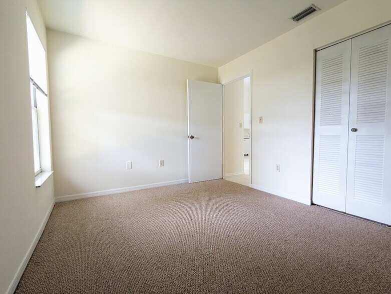 Building Photo - 9961 Boca Ave N
