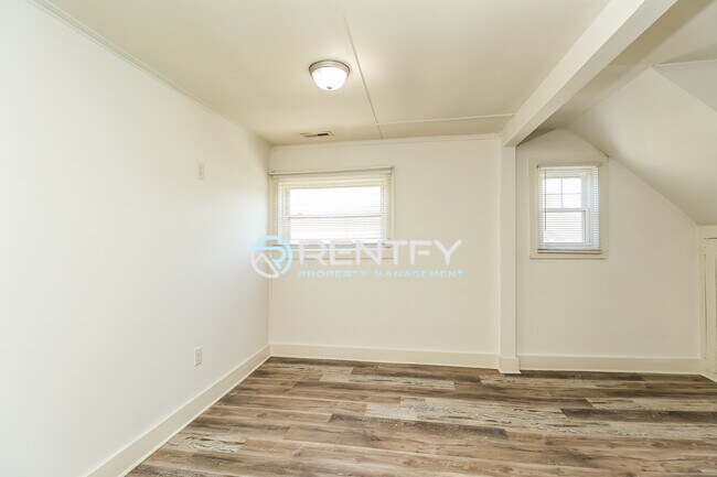 Building Photo - 303 E Ingle St