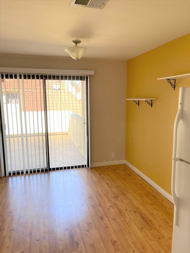 Building Photo - Updated Parkside Condo with Large Deck!