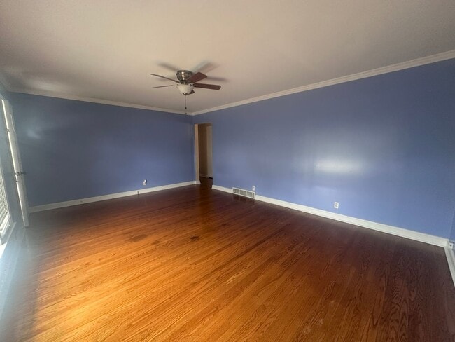 Building Photo - Hikes Point 3+ bedroom home with finished basement and garage