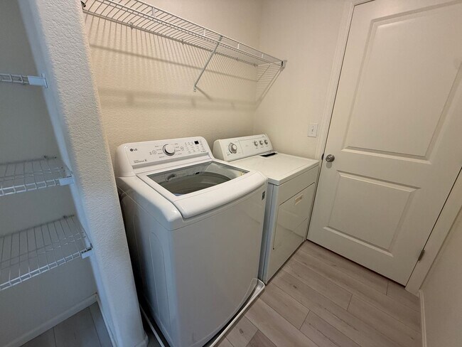 Building Photo - 3 Bed 3 Bath Home Minutes Away from Ft. Carson, Peterson SFB , & Schriever SFB!!