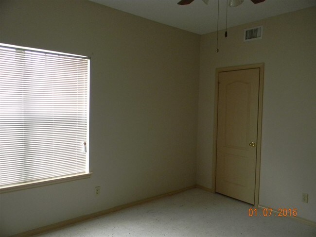 Building Photo - 409 N Mendiola Ave