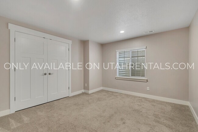 Building Photo - 1638 E Aspen Loop