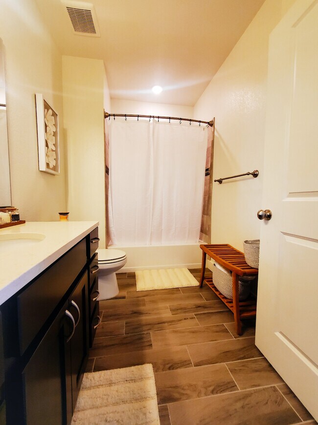 Second bath - 4672 Hahns Peak Dr