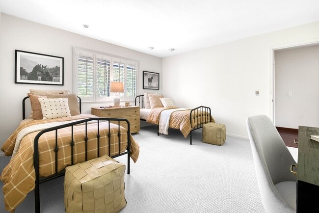 Building Photo - 8 Racquet Ct