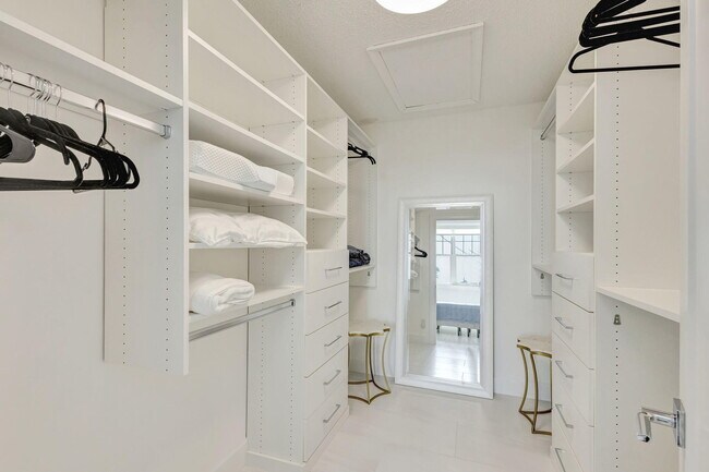 Building Photo - 205 Mainsail Cir
