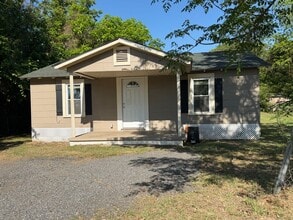 Building Photo - 159 Circle Dr