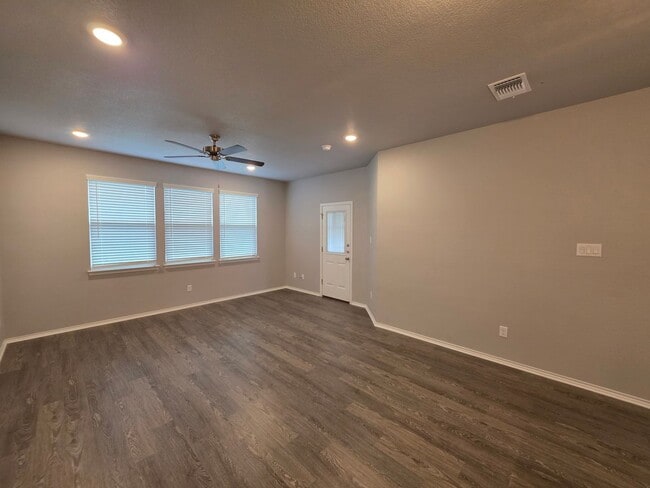 Building Photo - 3 Bedroom / 2 Bathroom Townhome – Copperas Cove - MOVE IN READY