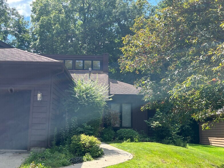 Building Photo - 2137 Versailles Village Pl