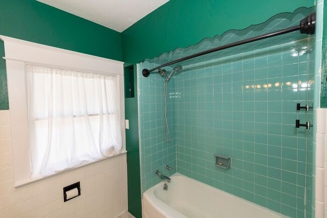 Building Photo - Near Northwest Neighborhood in South Bend 4 bedroom Craftsman style 2-story