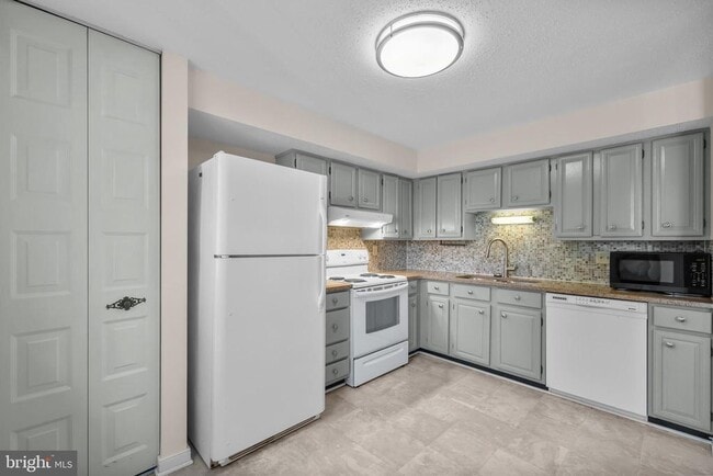 Building Photo - 6832 Heatherway Ct